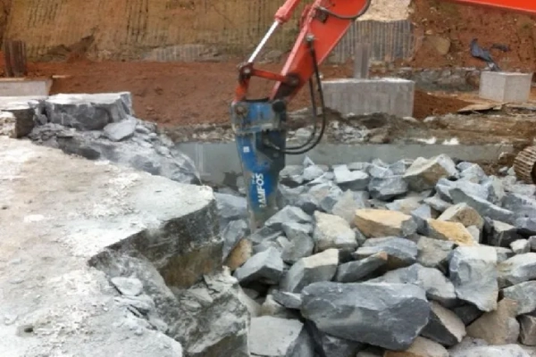 Desmonte de Rochas com Rompedores Hidráulicos