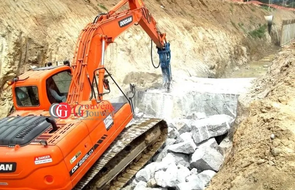 Desmonte de Rochas com Martelete Rompedor Hidráulico em Escavadeiras Doosan DX 225